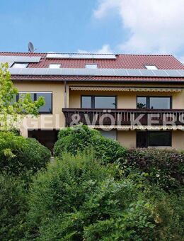 Attraktives Wohnhaus mit PV-Anlage, Doppelgarage, großem Garten und möglichem Baugrundstück - Burkardroth