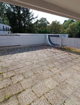 helle 1-Zimmer-Penthouse-Wohnung, 46m² Dachterrasse, voll möbiliert - Landshut