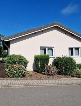 Bungalow mit tollem Ausblick / Garten und 2 Garagen in ruhiger Lage von Tholey - Tholey