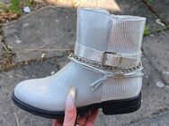 Gr. 36, Stiefeletten silber glänzend - Glitzer + Schnalle + Ketten - Bruchköbel