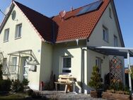 Top Doppelhaushälfte mit schönem Grundstück jetzt verfügbar! - Neustadt (Aisch)
