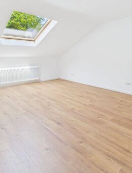 Hell und modern: Vollständig renovierte Dachgeschosswohnung in attraktiver Lage - Düren
