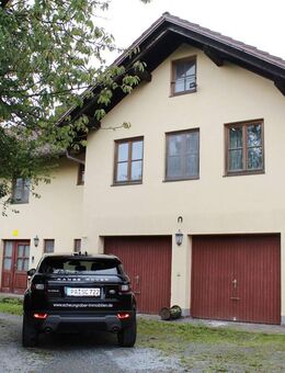 Solides, großzügiges Mehrfamilienhaus mit vielen Nutzungsmöglichkeiten (Wohnen, Arbeiten, Praxis) mit Pool und Brunnen - Schaufling
