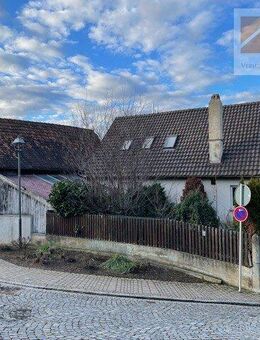 Interessantes Anwesen mit Wohnhaus, Scheune und Garten in Castell - Castell