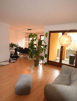 Gepflegte, helle 3,5-Zi.-Wohnung mit Balkon und TG-Platz - Stuttgart