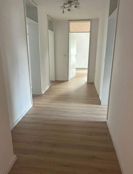 Helle 3,5-Zi-Wohnung mit Balkon & EBK, frisch renoviert gute Anbindung in Waldrandlage - Bietigheim-Bissingen