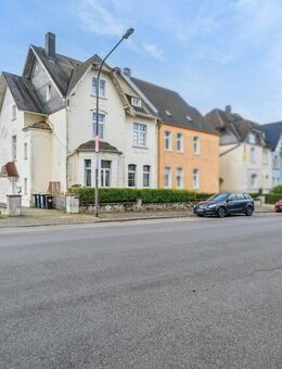 Remscheid: Attraktives Dreifamilienhaus mit Balkonen, Stellplätzen und Panoramablick - Remscheid