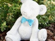 Trauerschmuck Figur kleiner Bär Teddy sitzend mit blauer Schleife - Uslar Zentrum