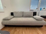 Ausklappbare/s Couch/Sofa in grau/schwarz (inklusive Kissen) - Limburg (Lahn)