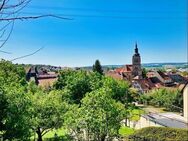 *PREISREDUZIERUNG* Unikat mit unverbaubarem Blick über die Altstadt! Charmantes Haus mit Terrasse, Balkon, Garage und Garten - Königsberg (Bayern)