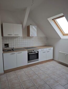 helle günstige 3-Zimmer-Dachgeschoßwohnung mit Balkon, Fahrstuhl, EBK - Chemnitz