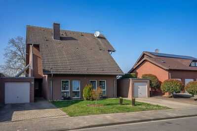 Geräumiges Zweifamilienhaus in Linnich - Investment mit ausgebautem Dachgeschoss!