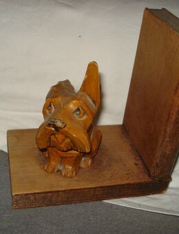 Buchstütze Holz mit Hund - Friedrichsdorf