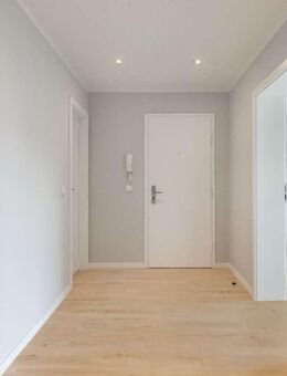 Erstbezug nach hochwertiger Sanierung, Einbauküche, Balkon und Duschbad mit Fenster in Elmshorn - Elmshorn