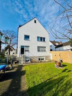 Freistehendes 3-4 Familienhaus in ruhiger Lage. Mit freier EG-Wohnung. Auch als Kapitalanlage geeignet.
