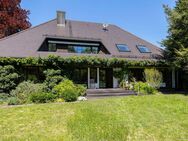 Vor den Toren Münchens: Romantische Walmdachvilla mit Einliegerwohnung, Parkgarten & Waldstück. - Grasbrunn