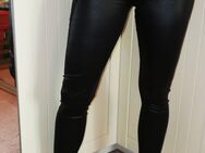 Enge schwarze Lederimitat-Damen-Leggings - ca. Größe M - für 165-170 cm Körpergröße - München