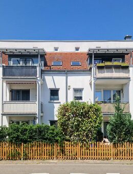 Charakter statt Standard: TOP-gepflegte Galeriewohnung mit Balkon, EBK + zwei Stellplätzen - Heidesheim (Rhein)