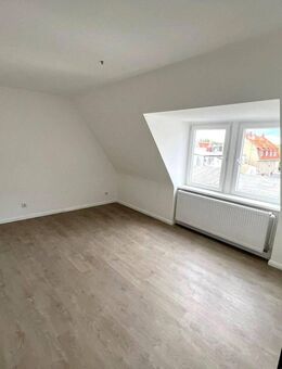 Renovierte 2 Zi.-DG-Wohnung mit Einzelgarage + Kellerraum - Elmshorn