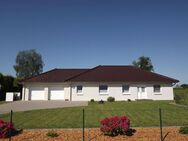 Bungalow mit Doppelgarage und großem Grundstück in Böel - Böel
