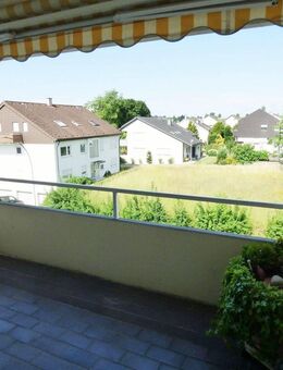 Gepflegte 2-Zimmer-Wohnung mit überdachtem Balkon und schöner Aussicht - Köngen