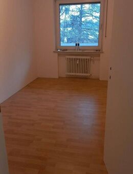 Helle, sanierte 4-ZKBWC mit Balkon, neuer Küche & Stellplatz - 83 m², Paderborn-Sennelager - Paderborn