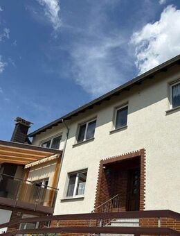 KEINE MODERNISIERUNG NOTWENDIG, Gepflegtes Einfamilienhaus, umfangreich modernisiert, 2 Garagen und angelegter Garten - Ringgau