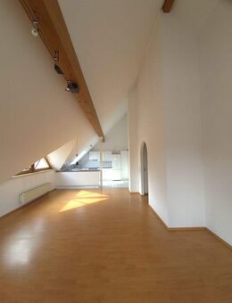 Stilvolle 2-Zimmer-Dachgeschosswohnung mit offener Wohnküche, Luftraum & Balkonaussicht - Aidlingen