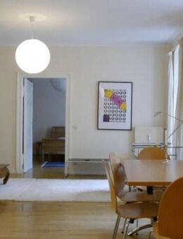 ruhig hell zentral möbliert: große 2-Zimmer-Altbau-Wohnung, Vermietung auf Zeit - Berlin