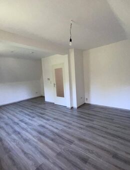 Sanierte, helle 2-Zimmer-Dachgeschosswohnung im grünen Fedderwardergroden - Wilhelmshaven