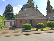 Gepflegter Walmdachbungalow mit Garage in ruhiger Wohnlage in Schenefeld bei Itzehoe - Schenefeld (Landkreis Steinburg)