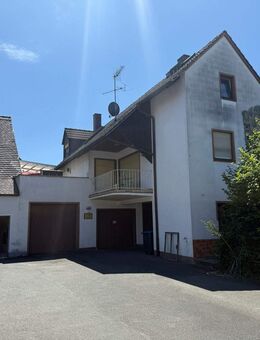 2-Familien-Haus | EINE WOHNUNG FREI AB NOVEMBER | mit kleiner Lagerhalle & 3 Garagen - Langensendelbach