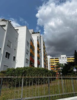 Helle Obergeschosswohnung mit Dachterrasse, Loggia und traumhaftem Fernblick - Tiefgaragenstellplatz - Maintal