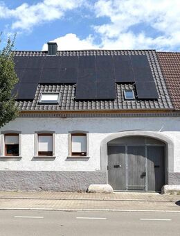 Historischer Charme trifft moderne Technik: Familienidyll mit PV-Anlage & Naturteich in Hambrücken - Hambrücken