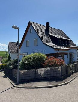 Charmantes Ein- bis Zweifamilienhaus mit großem Grundstück und Doppelgarage in ruhiger Lage - Birenbach