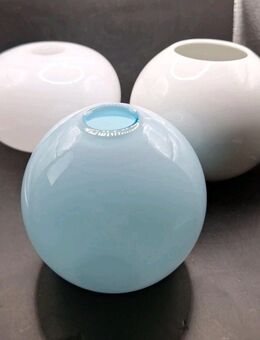 3 Vasen weiß und blau Höhe 8cm 10cm Öffnung 2,5cm 5cm als Set 2 Glas 1 Porzellan - Essen