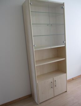 Vitrinenschrank aus Massivholz, Holz-Glas-Kombination - Horgen