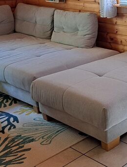 Sehr große gepflegte Couch mit Hocker zu verkaufen - Heidesee
