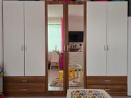 Großer Kleiderschrank 270 cm Weiß Braun mit Spiegel 4 Schubladen - Schwelm