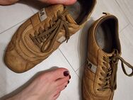 Nackte Füße in den Schuhen meines Ex - Frankfurt (Main)