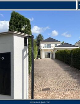 VON POLL - BAD HOMBURG: Energieeffiziente Villa mit Pool und 3 Garagen in einzigartiger Blicklage - Bad Homburg (Höhe)