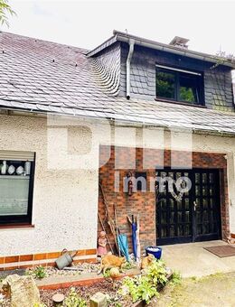 Ein- bis Zweifamilienhaus mit Einliegerwohnung, Garage + Carport in idyllischer Ortsrandlage - Winterberg