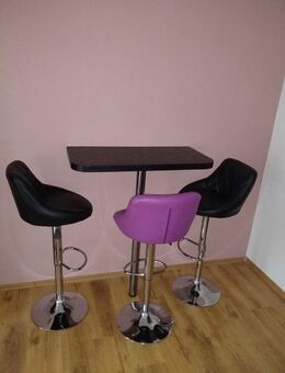 Bartisch mit zwei Barhockern - Worms
