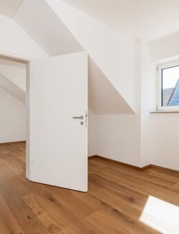 Neubau: Moderne 2-Zimmer-Wohnung mit Homeoffice-Bereich und Balkon im Dachgeschoss - Plößberg