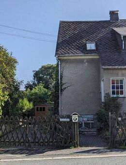 Einfamilienhaus (Doppelhaushälfte) und Garagengebäude auf Grundstück - Falkenstein (Vogtland)