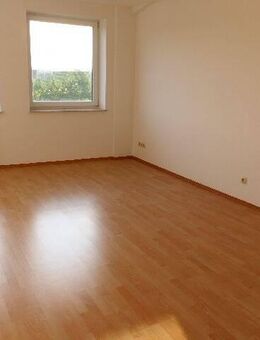 Zentrale helle moderne sehr große 3 Zimmer Wohnung mit Balkon, Badewanne, Dusche und Kfz.-Platz! - Hessisch Oldendorf