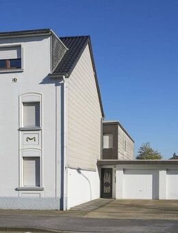 Vielversprechendes Potenzial mit Bauland Option! - Tolles Einfamilienhaus mit vier Garagen und einem idyllischen Garten - Düren