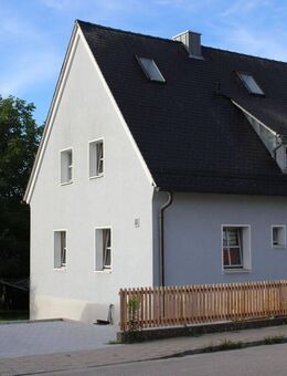 NAH AM ZENTRUM UND SOFORT FREI: Traditionelle DHH in ruhiger Lage - Freystadt