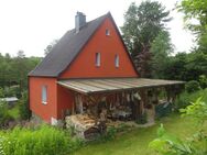 Objekt-Nr.: 0525 - Charmantes Einfamilienhaus - evtl. als Ferienhaus / Atelier - auf großem idyllischen Waldgrundstück in Dröda - Weischlitz