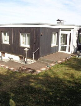 Wertheim- Wartberg mit Fernblick: gepflegter Bungalow mit drei Garagen - Wertheim